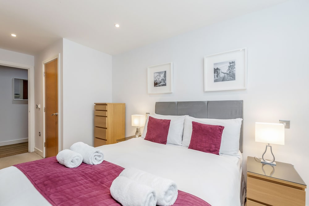 Roomspace Apartments Abbot's Yard — 4-Star Luxury Hotel in Guildford, United Kingdom