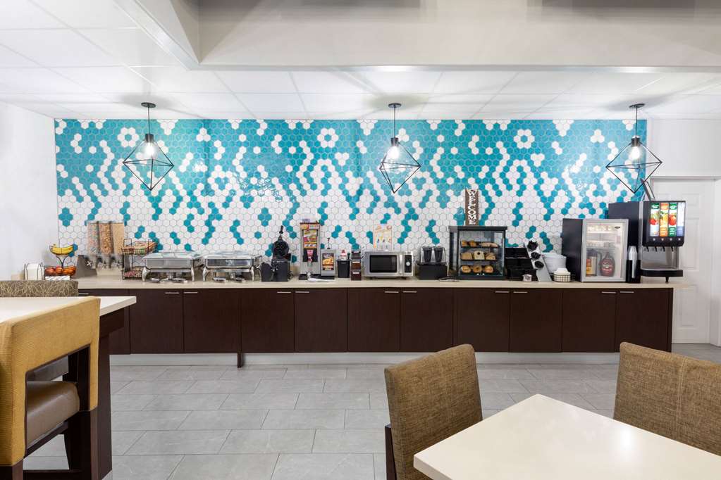 La Quinta Inn & Suites by Wyndham Angleton - photo 59
