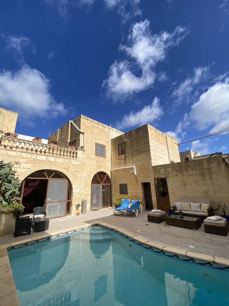 A la maison B&B — 4-Star Luxury Hotel in Xaghra, Malta