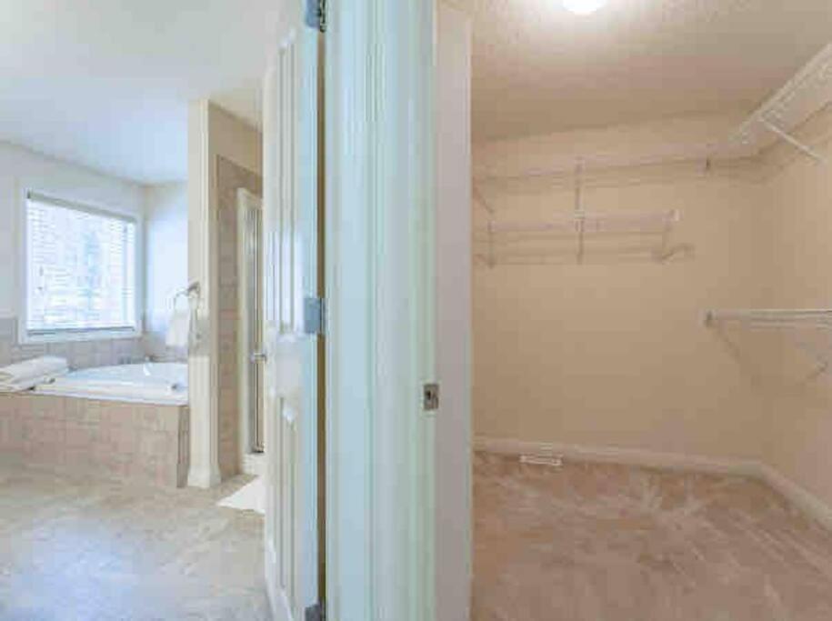 2500 sq house in Springbank Hill BL 261818 — 4-Star Luxury Hotel in Calgary, Canada