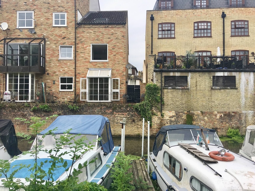 River Penthouse Apt 2BR Parking View St Neots Town Centre — 4-Star Luxury Hotel in Saint Neots, United Kingdom