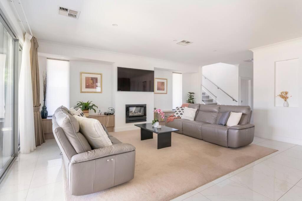 Modern Mansion in Lightsview By Host Solutions — hotel in Northfield