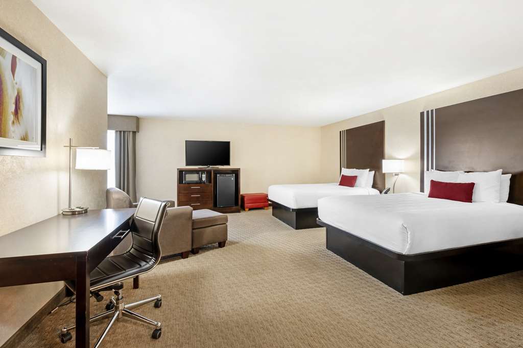 Best Western Plus Howe Inn - photo 8