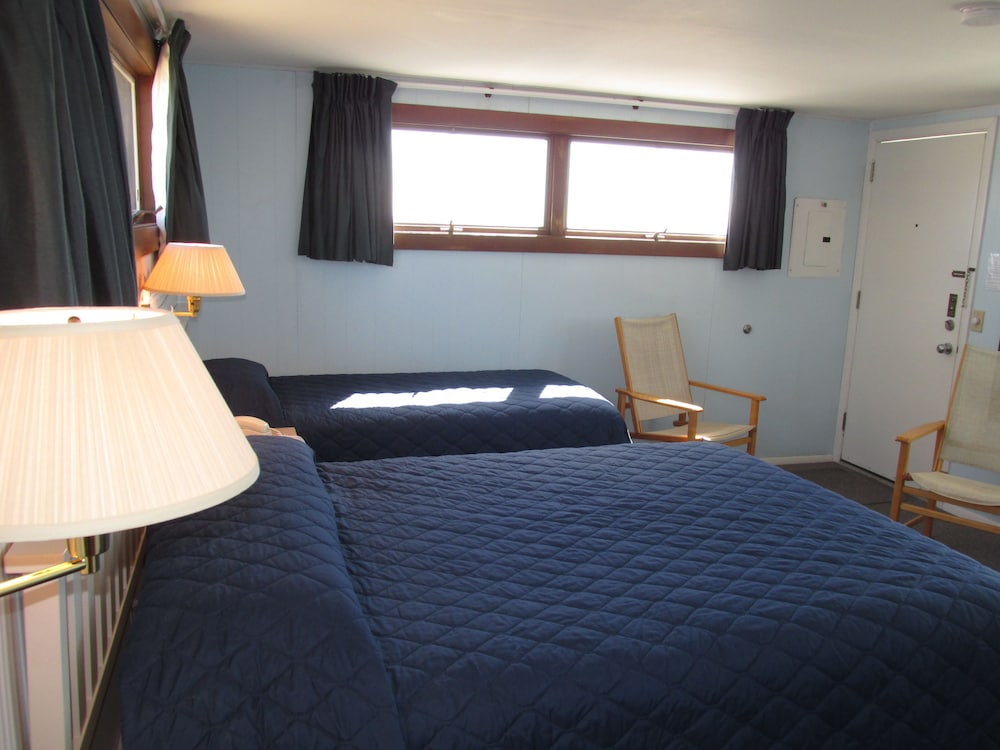 East Harbour Motel and Cottages - photo 2