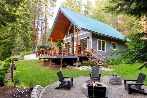 Riverfront Chalet Near Skiing Lakes Mtns & Leavenworth — 4-Star Luxury Hotel in Leavenworth, United States