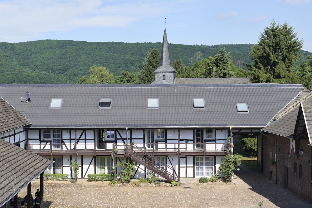 Ferienwohnungen Burg Blens — Heimbach