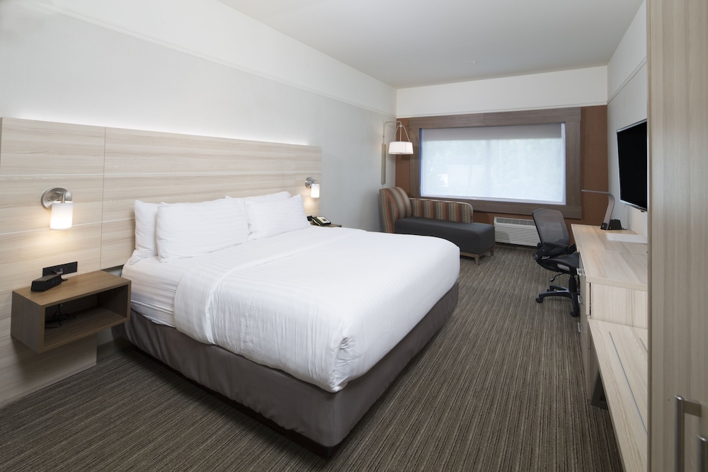 Holiday Inn Express & Suites Auburn - photo 2