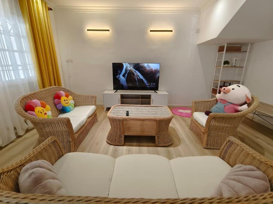 Jk Home 36Pax ComboStay 12BedR 11BathR 6Carpark — 4-Star Luxury Hotel in Kuching, Malaysia
