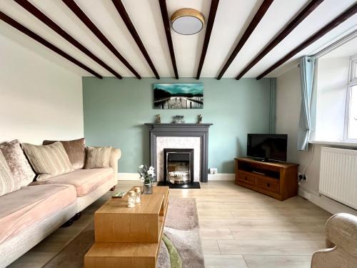 Miners CottageNr. Brecon Tower Zip & Bike Pk — 4-Star Luxury Hotel in Aberdare, United Kingdom