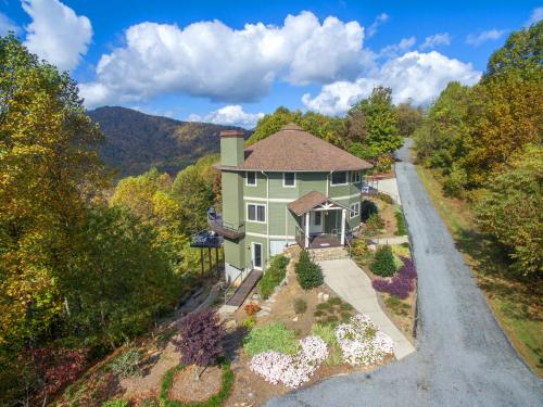 Skytop Chalet Pet Friendly Hot Tub and Views — 4-Star Luxury Hotel in Black Mountain, United States