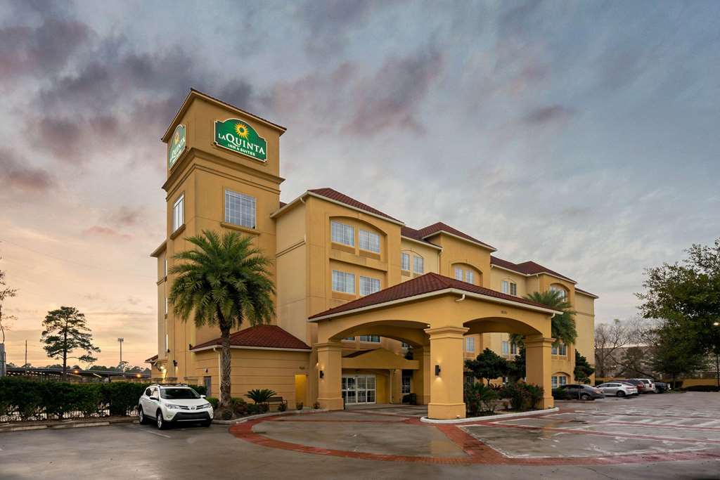La Quinta Inn & Suites by Wyndham Houston Bush Intl Airpt E - photo 4