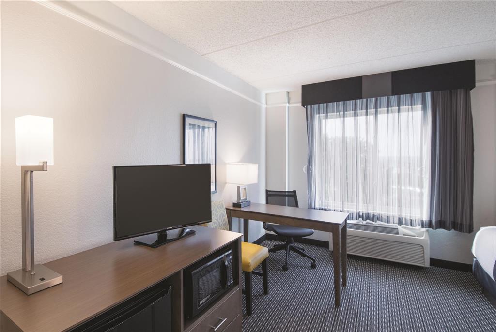 La Quinta Inn & Suites by Wyndham Austin Airport - photo 27