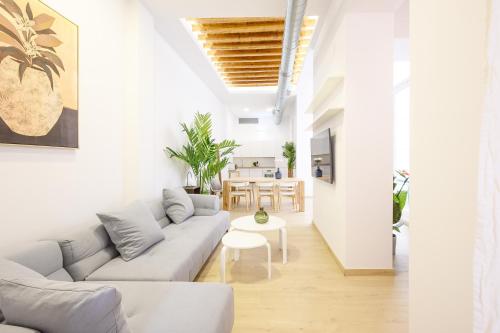 Modern 3 bedroom city center with patio & high ceilings by 10ToSea — 4-Star Luxury Hotel in Malaga, Spain