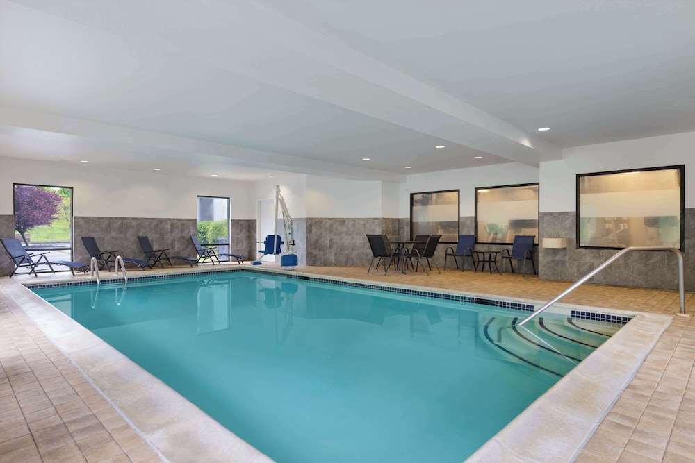 Hampton Inn & Suites Harrisburg North - photo 33