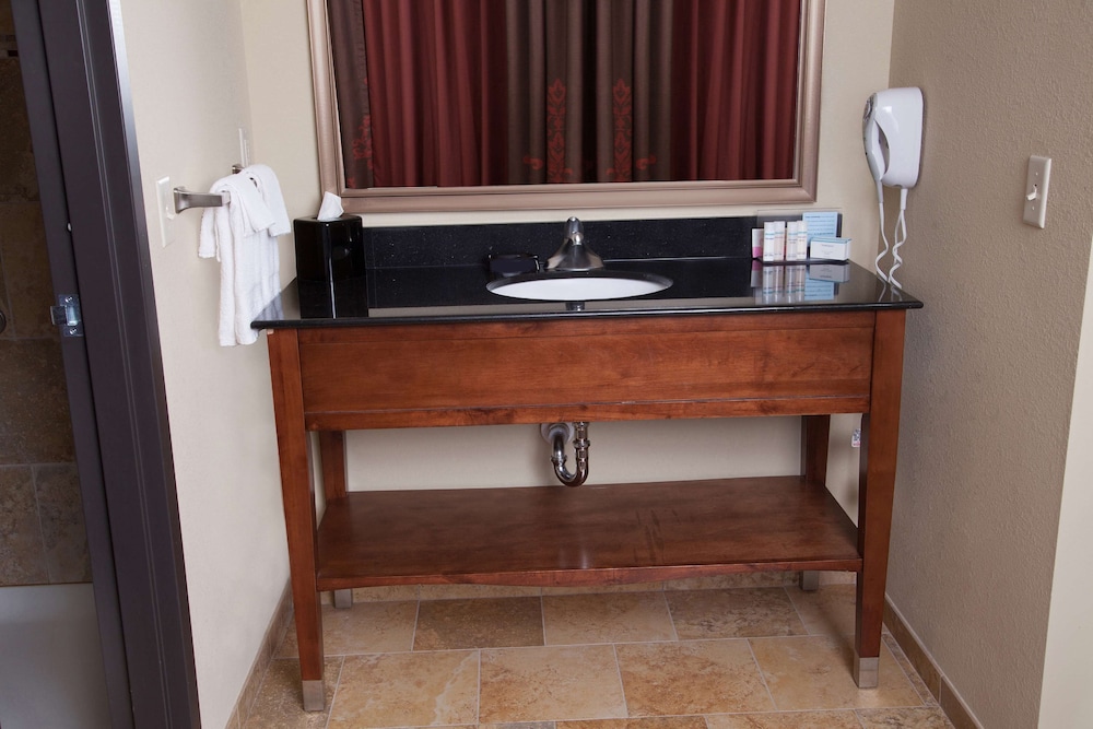 Hampton Inn & Suites Dickinson - photo 45