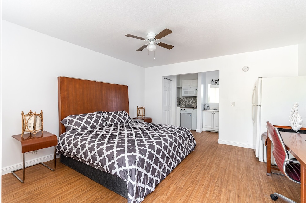 Seven Palms Hotel Apartments — Lake Worth
