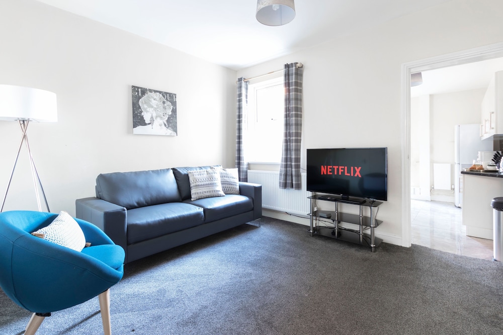 Karah Suites Palmer Park 4 Bedroom — 4-Star Luxury Hotel in Reading, United Kingdom