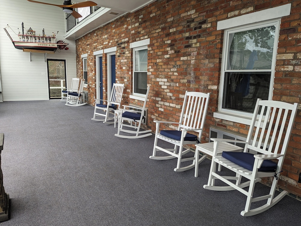 Riverboat Inn and Suites - photo 20