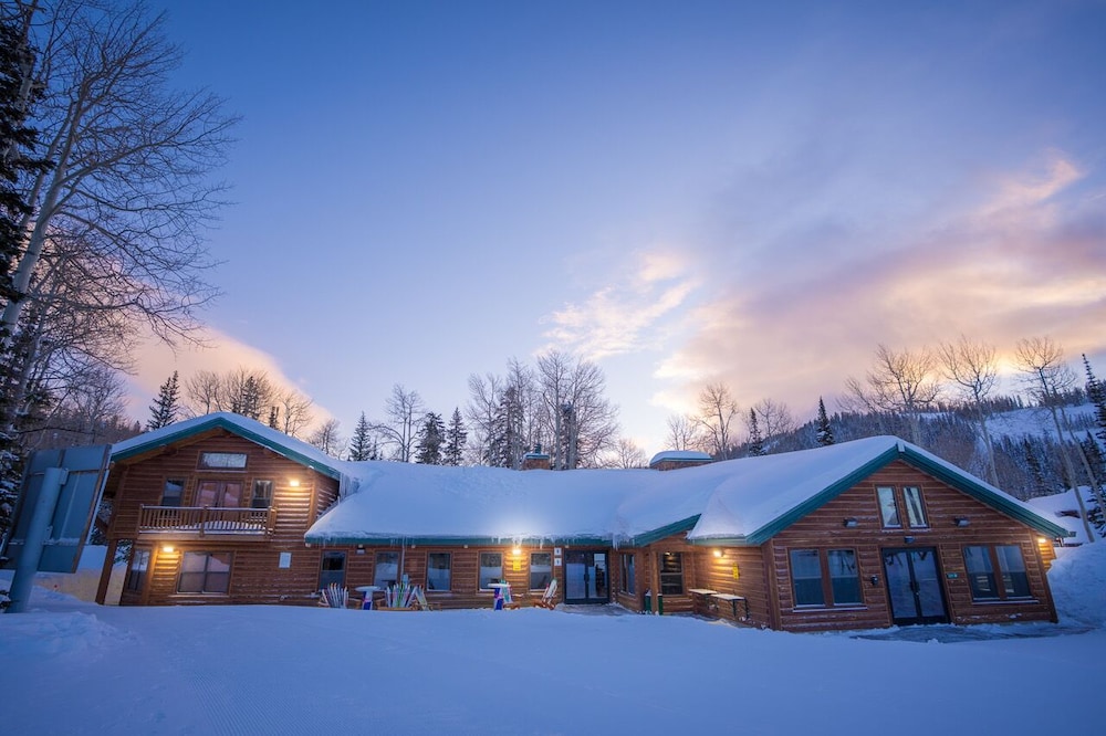 Eagle Point Resort in Beaver, United States