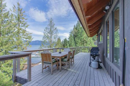 Bottle Bay Lakefront Lodge — 4-Star Luxury Hotel in Sandpoint, United States