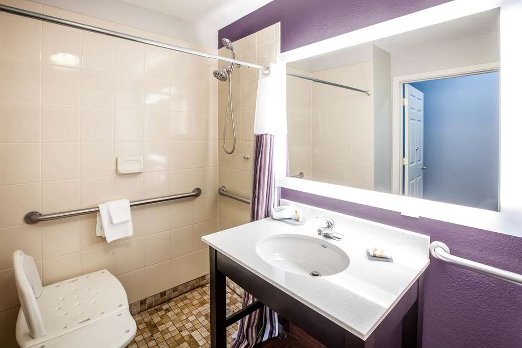 La Quinta Inn & Suites by Wyndham Lubbock North - photo 15
