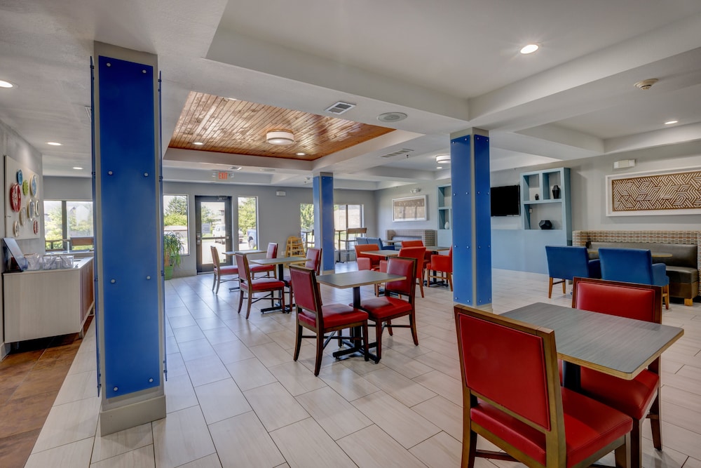 Holiday Inn Express & Suites Shelbyville Indianapolis by IHG - photo 47