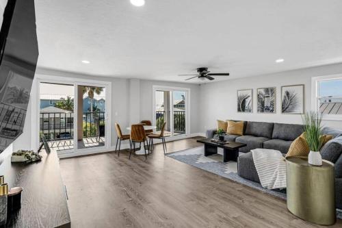 Bradenton Beach 3BR Balcony & Easy Beach Access — 4-Star Luxury Hotel in Bradenton Beach, United States