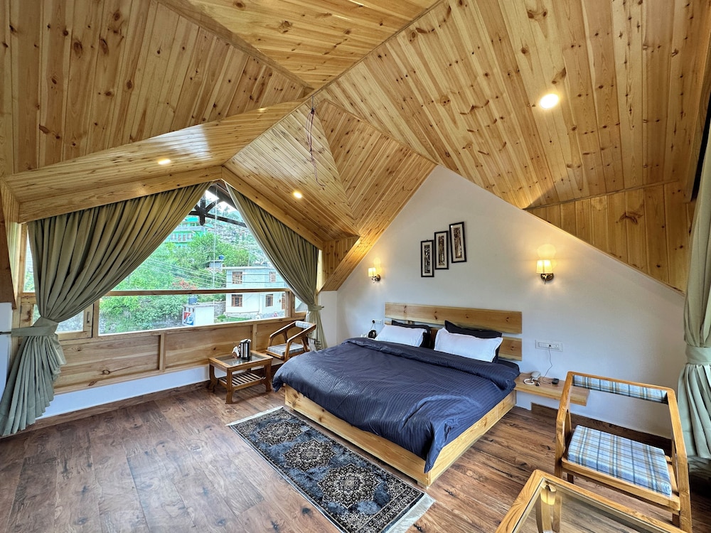 Crimson inn by Senderos De Pine in Kulu, India