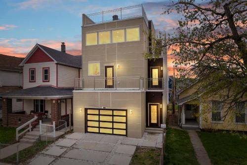 Luxe Retreat BarRooftop DT ViewsHot TubArcade in Indianapolis, United States