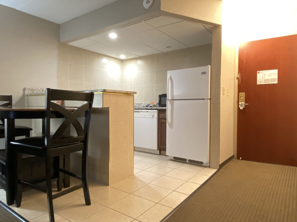 Clarion Inn & Suites Grand Rapids Airport - photo 9