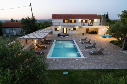 Villa Pietra Modern rustic poolside oasis — 4-Star Luxury Hotel in Benkovac, Croatia