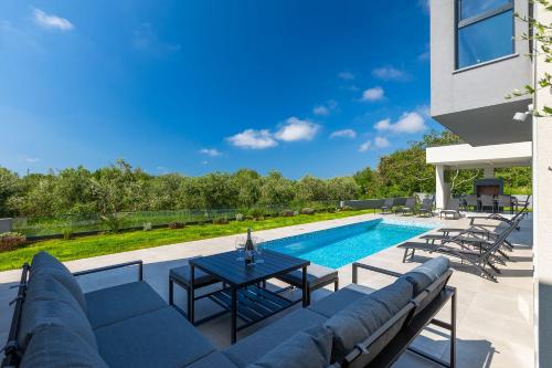 Luxusvilla mit Pool Grillplatz 1 km zum Strand in Liznjan, Croatia