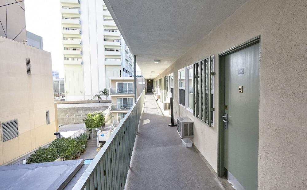 Hollywood Orchid Suites - photo 26