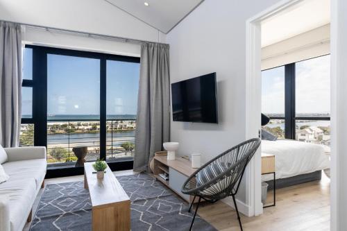 Burmeister 607 Top Floor Corner 2 Bedroom Apartment with Sea and Lagoon Views Onsite Parking