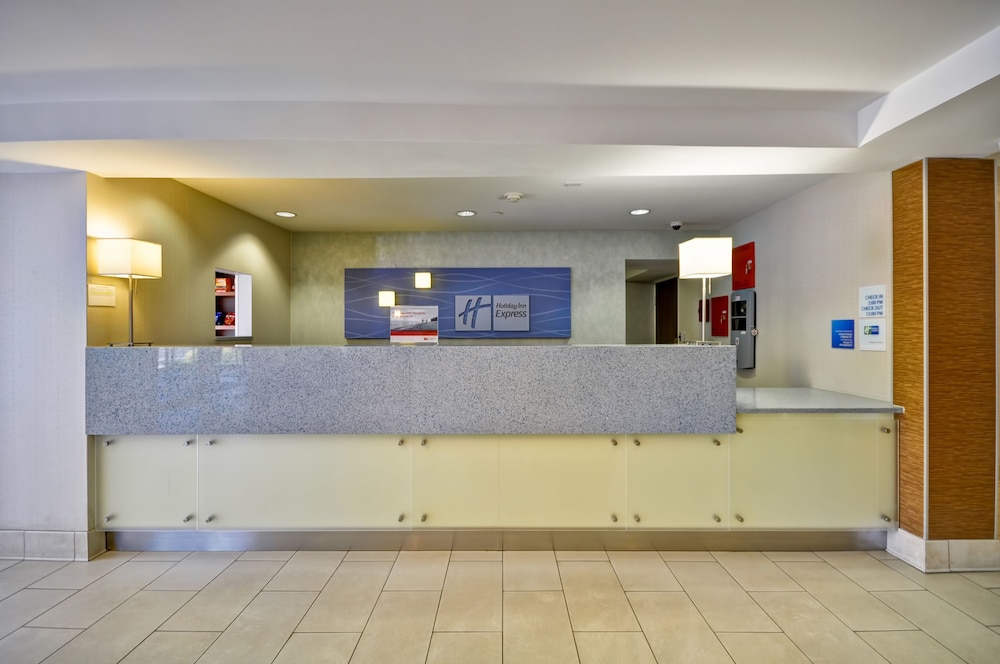 Holiday Inn Express Romulus Detroit Airport - photo 38