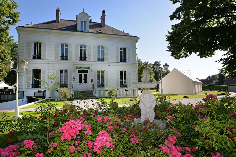 Logis Hostellerie Le Chatel Nangis - carbon neutral hotel in Nangis