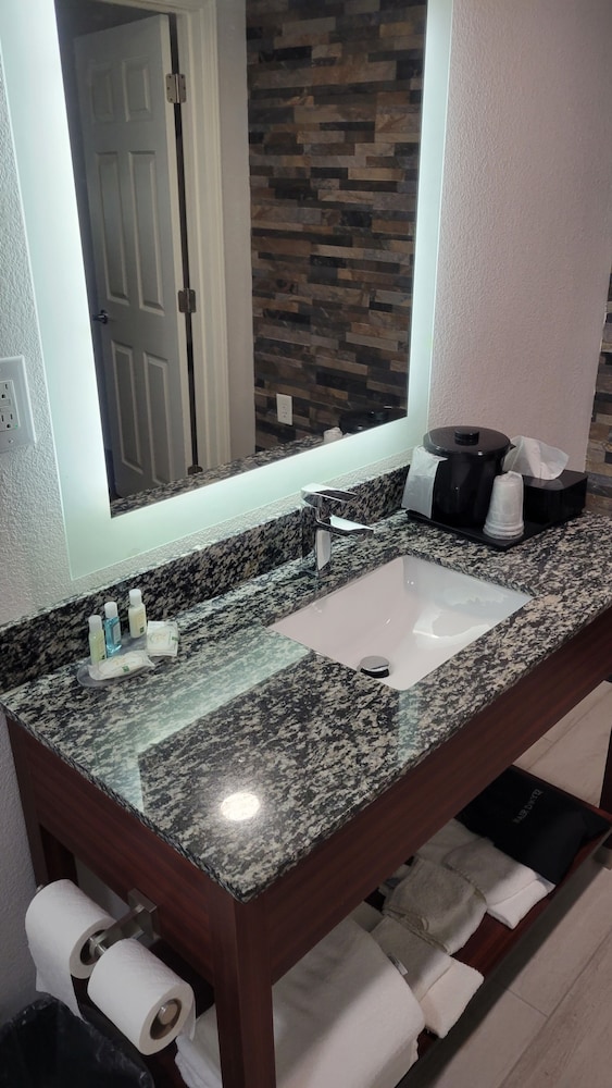 Quality Inn Forsyth near GA Public Safety Training Center - photo 11