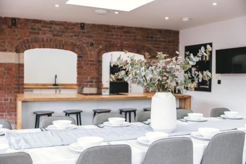 Large 7 Bedroom House for Families and Work Crews Hot Tub Parking Wi Fi sleeps 17 — 4-Star Luxury Hotel in Shrewsbury, United Kingdom