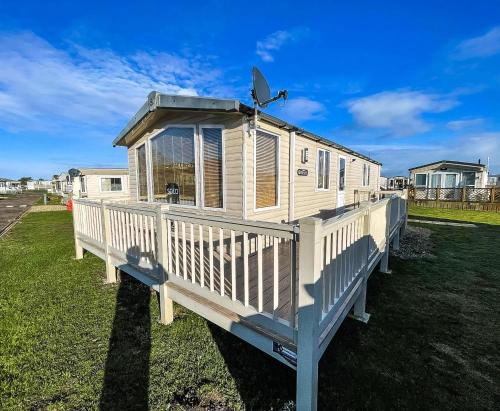 Lovely Caravan With Spacious Decking At North Denes In Suffolk Ref 40134Nd in Lowestoft, United Kingdom