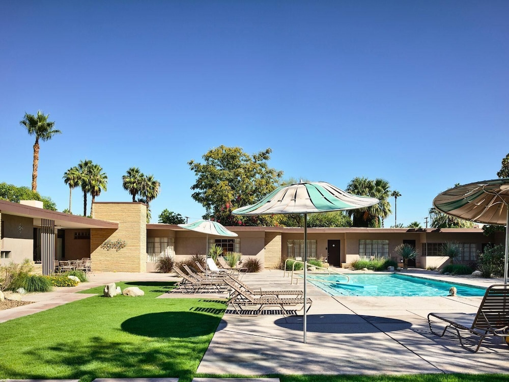 The Hideaway 21 and Over a Town and Desert Boutique Hotel - photo 8
