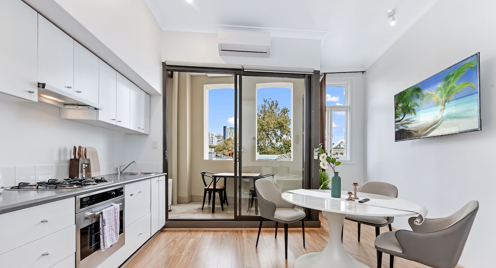 KozyGuru Chippendale Kozy Clean Beautiful APT — 4-Star Luxury Hotel in Sydney, Australia