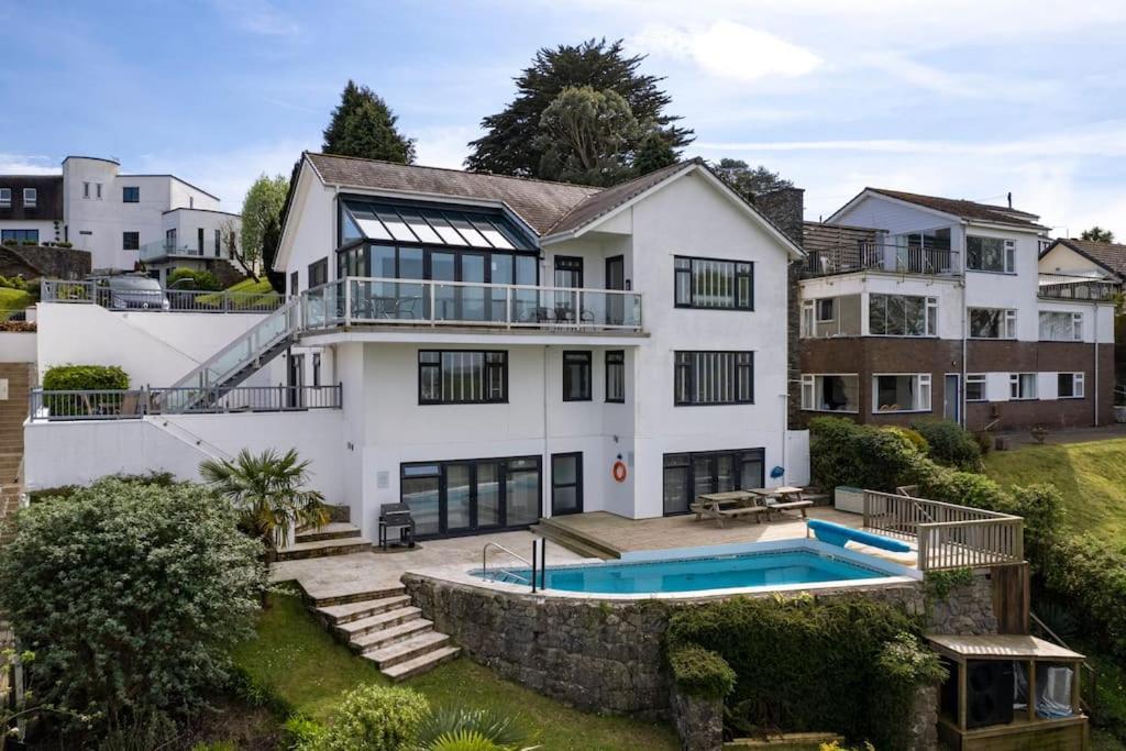 Stunning Property Seaviews Private Pool & Parking in Saundersfoot, United Kingdom
