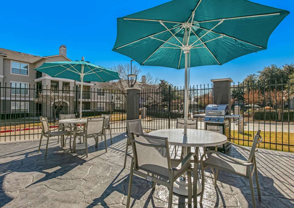 La Quinta Inn & Suites by Wyndham DFW West Glade Parks - photo 29