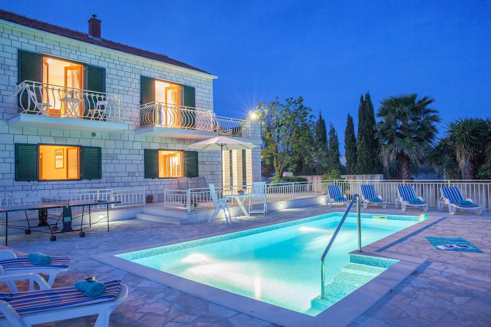 Villa Vjeka — 4-Star Luxury Hotel in Selca, Croatia