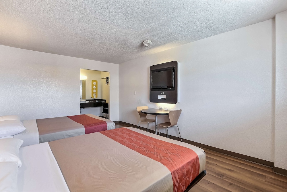 Motel 6 Oakland Airport - photo 26