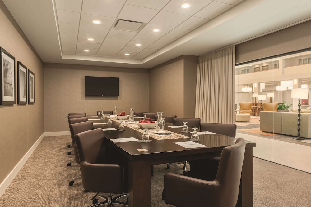 Embassy Suites by Hilton Milwaukee Brookfield - photo 99