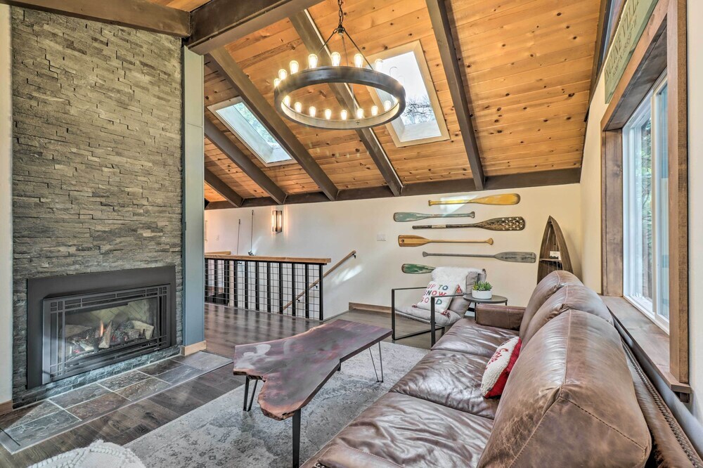 Incline Village Cabin w Patio: 2 Mi to Beach