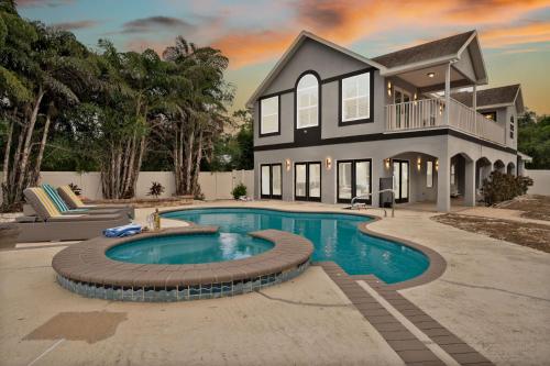 Luxury Waterfront Villa Heated Pool & Gameroom — 4-Star Luxury Hotel in Tampa, United States