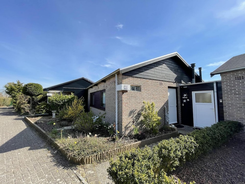 Bungalow in Sint Maartenszee near dune — 4-Star Luxury Hotel in Schagen, Netherlands