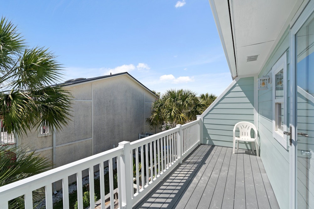 Newly Renovated 140 Feet To White Sandy Beaches Pool Grill - photo 40